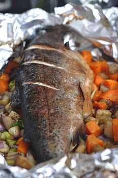 Пъстърва със зеленчуци във фолио